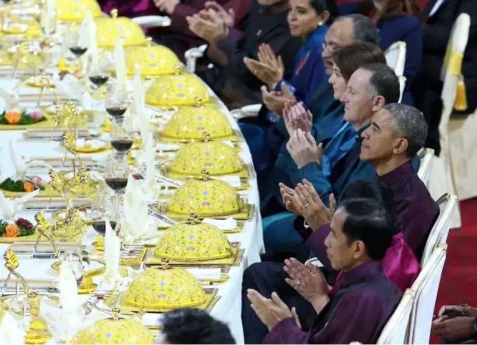 景德镇中国陶瓷博物馆收藏高淳陶瓷制作的APEC峰会水立方晚宴元首用瓷《盛世如意》